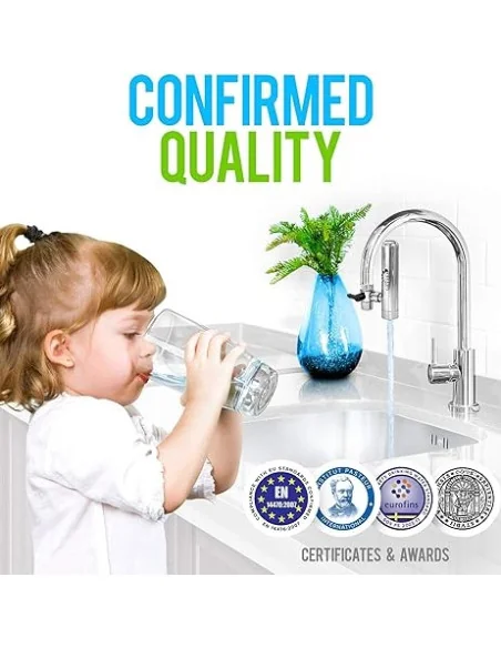 petite fille qui boit de l'eau filtrée geyser