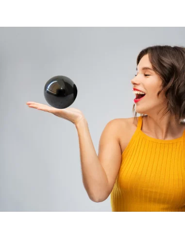 Sphère de Shungite sur une main