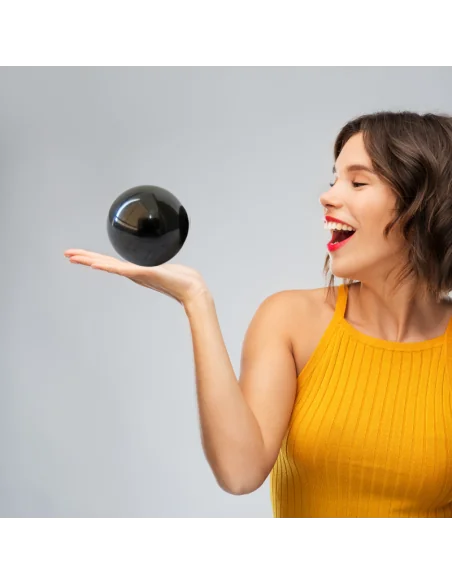 Sphère de Shungite sur une main