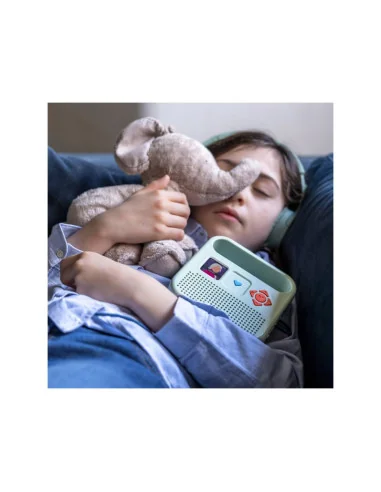 Auriculares de audio verde Merlín en la cama