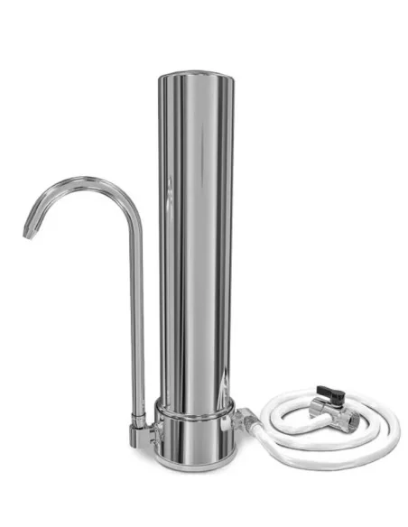 Purificador de agua en el fregadero del géiser